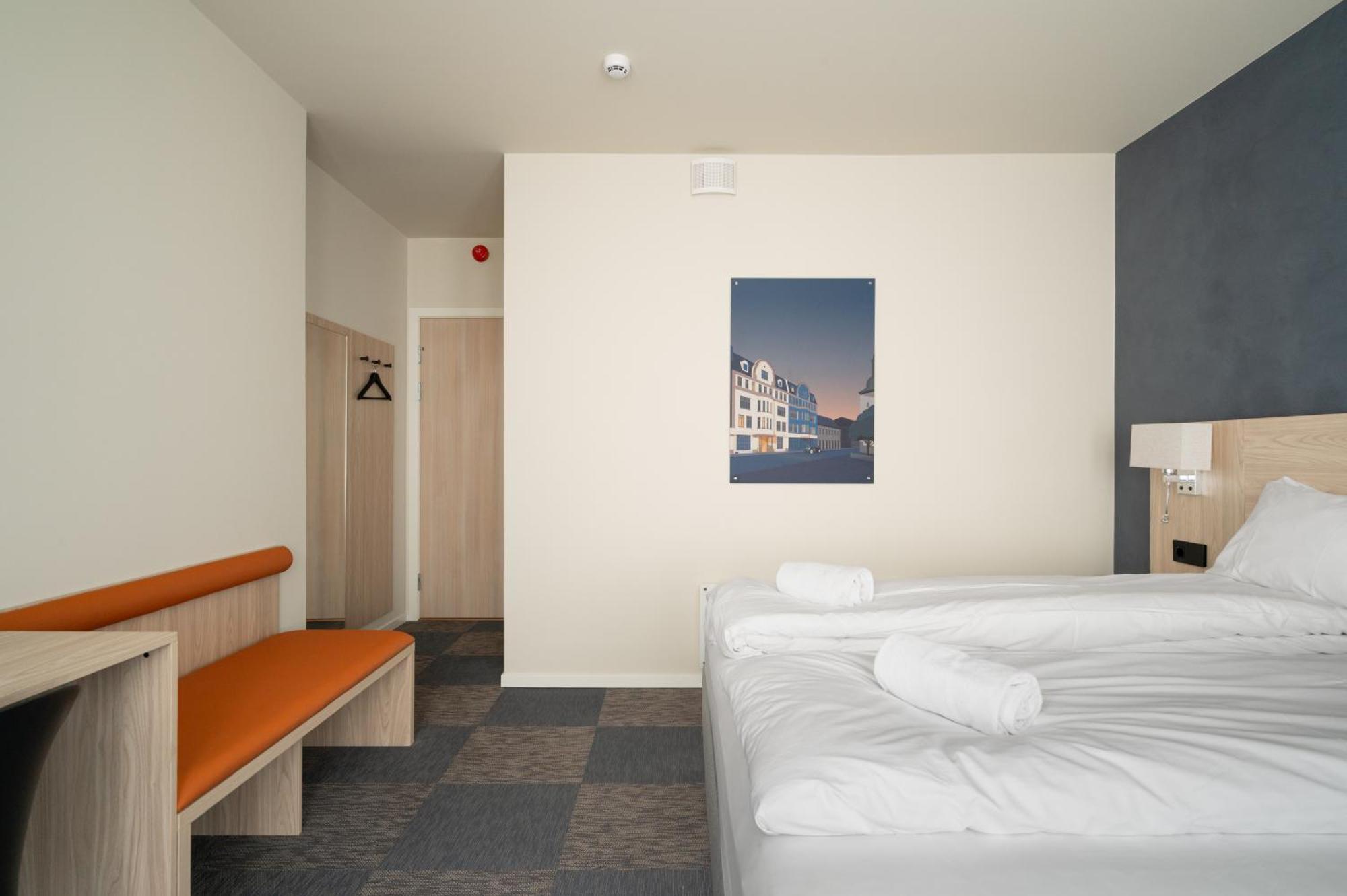 Breeze Victoria Hotel *