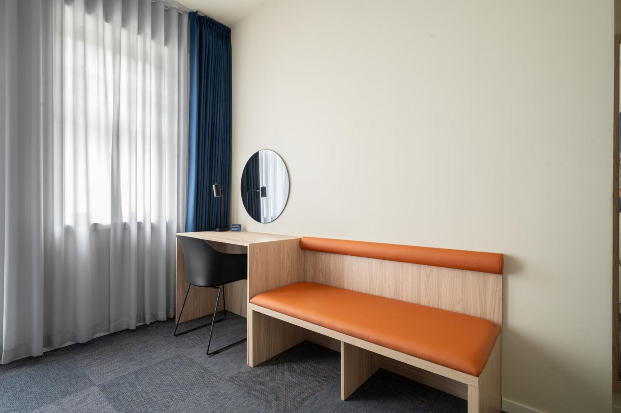 Breeze Victoria Hotel *